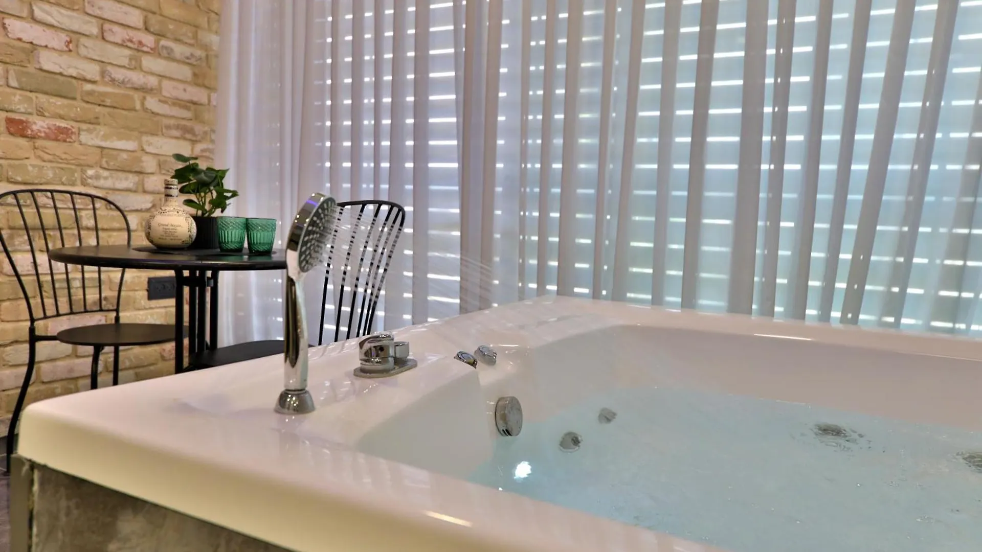 Apartament שקיעה בים 75 - דירת נופש יוקרתית עם ג'קוזי ליד הים Hajfa