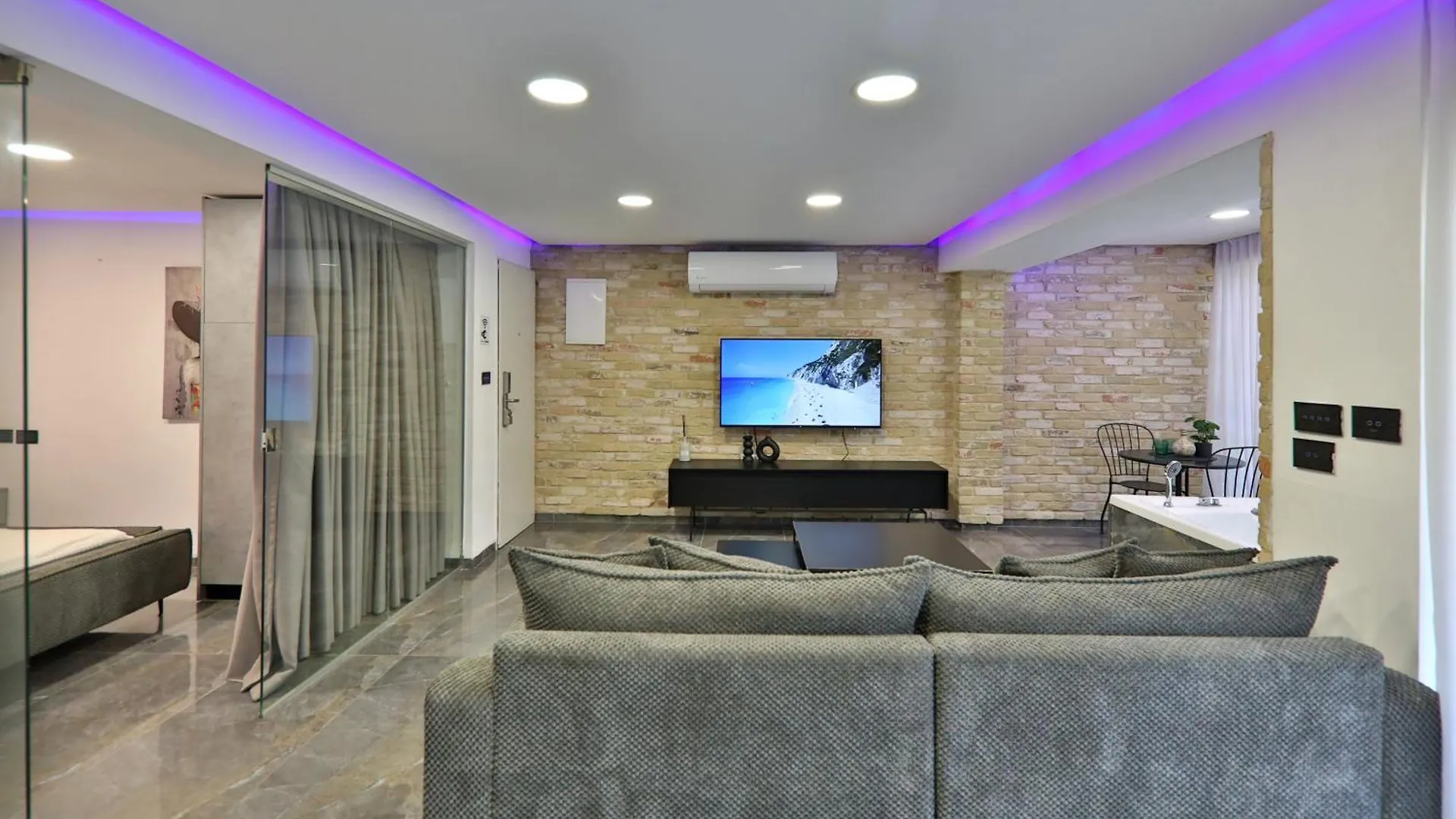 Apartament שקיעה בים 75 - דירת נופש יוקרתית עם ג'קוזי ליד הים Hajfa