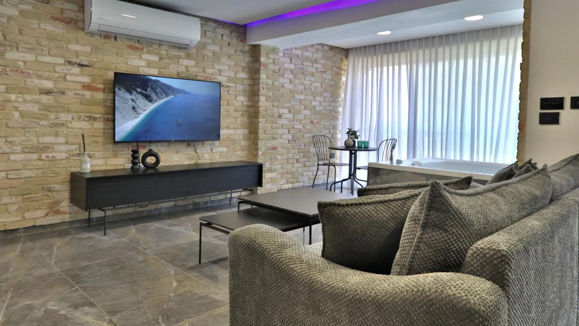 Apartament שקיעה בים 75 - דירת נופש יוקרתית עם ג'קוזי ליד הים Hajfa